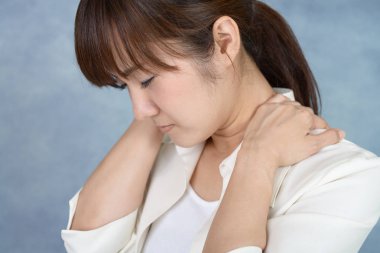 Kadın boyun var ve ağrı omuz