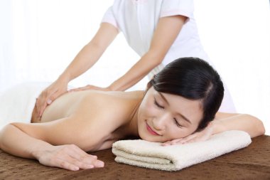 rahatlatıcı masaj spa salonda sırtında olan güzel bir kadın 