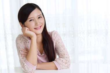 Gülümseyen güzel genç kadın.