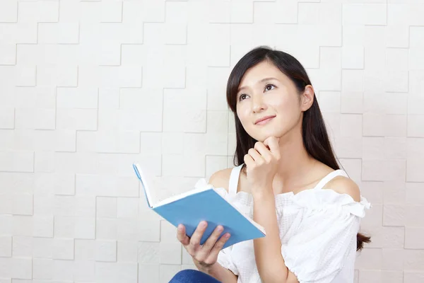 Mulher Lendo Livro — Fotografia de Stock