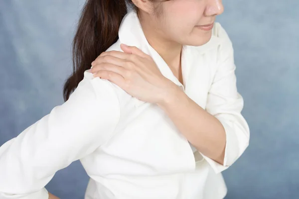 女人有颈部和肩部疼痛 — 图库照片