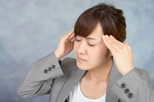 Affärskvinna Med Huvudvärk — Stockfoto