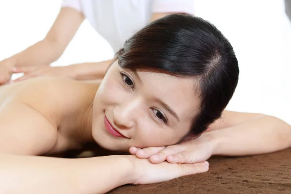 Mooie Vrouw Met Ontspannende Massage Haar Rug Spa Salon — Stockfoto