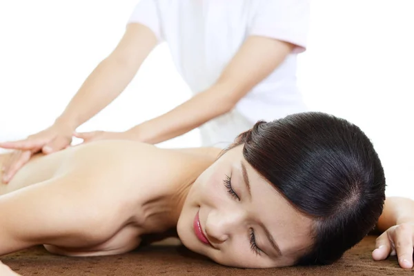 Belle Femme Ayant Massage Relaxant Sur Dos Dans Salon Spa — Photo