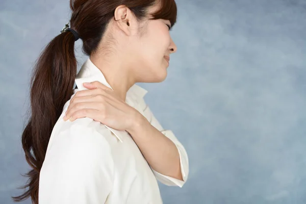 Frau Hat Nacken Und Schulterschmerzen Stockbild