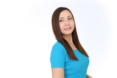 Beyaz arka planda izole edilmiş gülümseyen Asyalı kadın