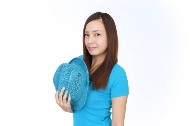 Şapkalı güzel bir kadın.