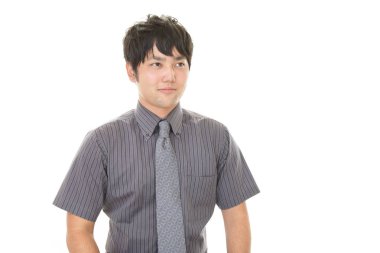 Gülümseyen Asyalı işadamı beyaz arka planda izole edilmiş