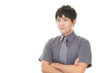 Gülümseyen Asyalı işadamı beyaz arka planda izole edilmiş