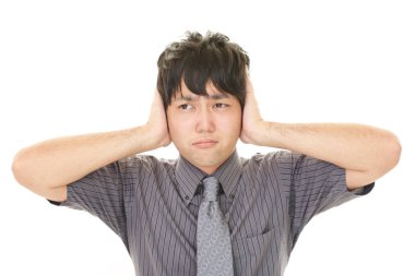 Kulaklarını kaplayan adam