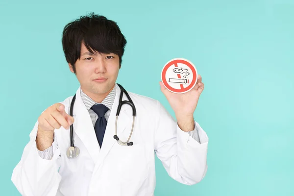 Doctor Holds Non Smoking Sign — Stock Photo, Image