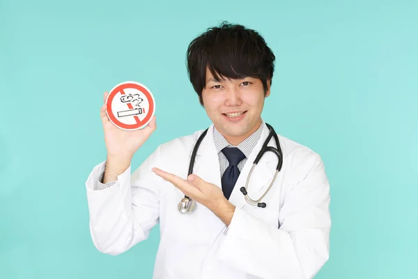 Doctor Holds Non Smoking Sign — Stock Photo, Image