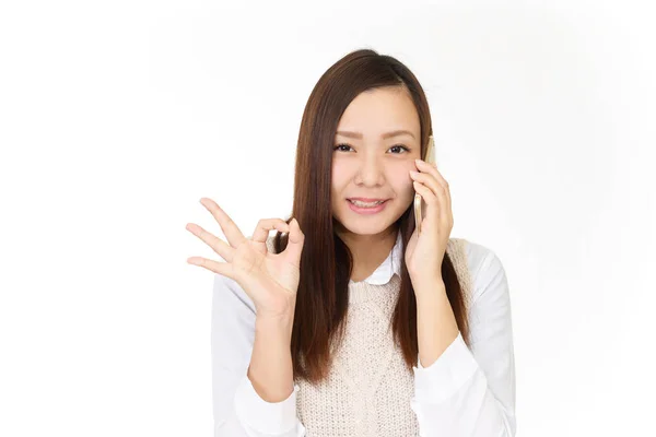 スマート フォンで話している女の人 — ストック写真