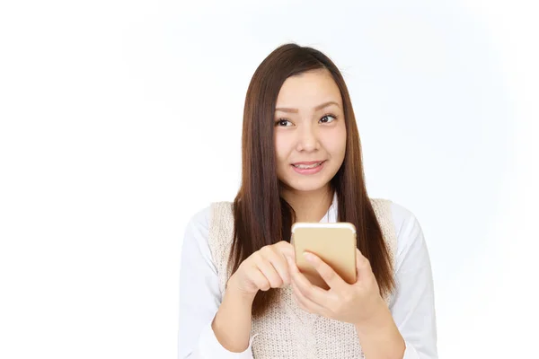 笑顔の女性がスマート フォンを使用して — ストック写真