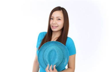 Bir hasır şapka ile güzel kadın