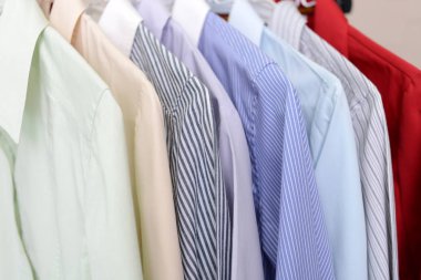 Şık gömlek askı asılı