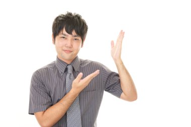 İş adamı yolu gösterir.