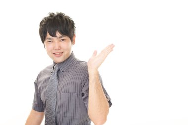 İş adamı yolu gösterir.