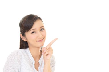 Kadın parmağıyla işaret ediyor.