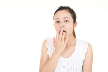 Beyaz arka plan üzerinde izole sürpriz Asyalı kadın