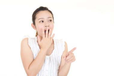 Beyaz arka plan üzerinde izole sürpriz Asyalı kadın