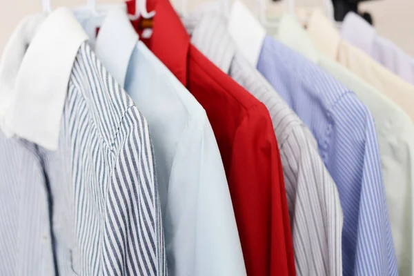 Şık gömlek askı asılı