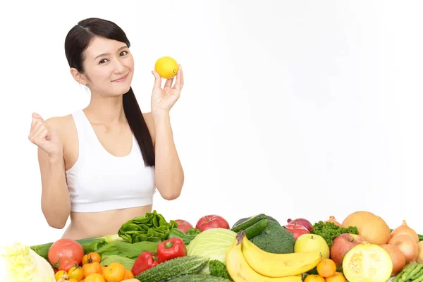 果物と野菜で若い健康な女性 — ストック写真