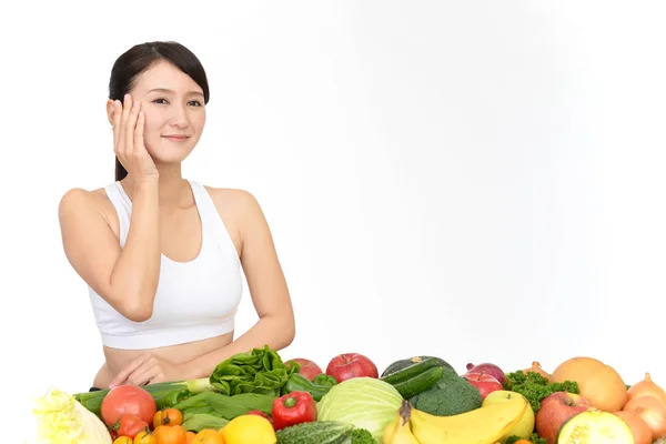 年轻健康的妇女与果子和蔬菜 — 图库照片