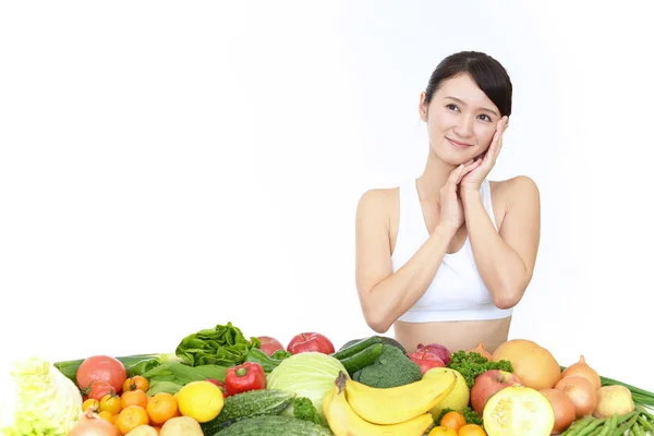 果物と野菜で若い健康な女性 — ストック写真