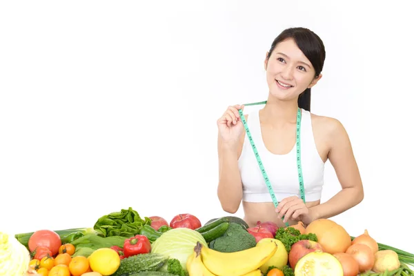 年轻健康的妇女与果子和蔬菜 — 图库照片