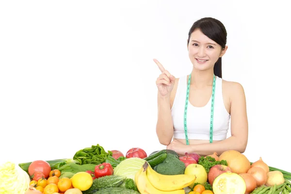 果物と野菜で若い健康な女性 — ストック写真