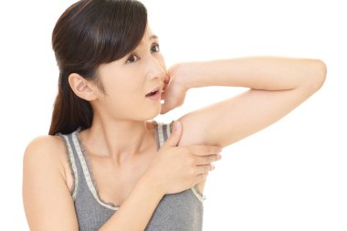 Genç kadın terleme sorunu olan