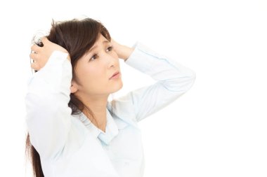 Beyaz arka plan üzerinde izole sinir bozucu Asyalı kadın