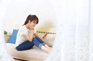 akıllı telefon arayan kadın