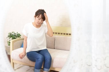 Başı ağrıyan kadın