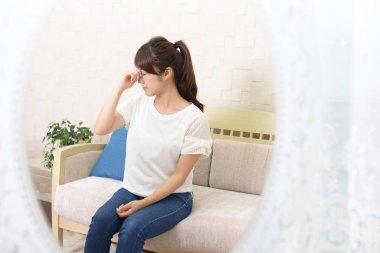 Başı ağrıyan kadın