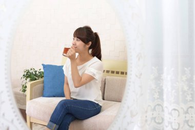 Çay evde olan kadın
