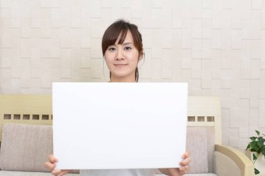 Bir beyaz tahta ile gülümseyen kadın