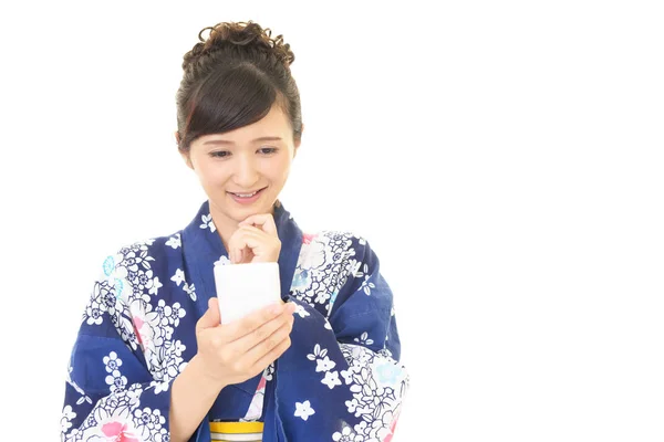 Sonriente Mujer Japonesa Usando Teléfono Inteligente —  Fotos de Stock