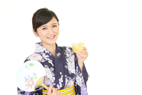 Leende Kvinna Japansk Sommar Kimono Dricka — Stockfoto