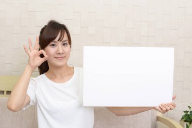 Bir beyaz tahta ile gülümseyen kadın