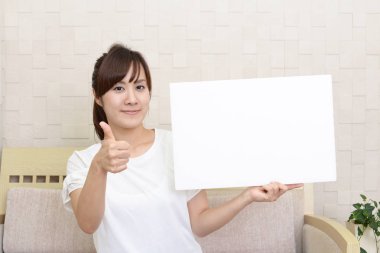 Bir beyaz tahta ile gülümseyen kadın