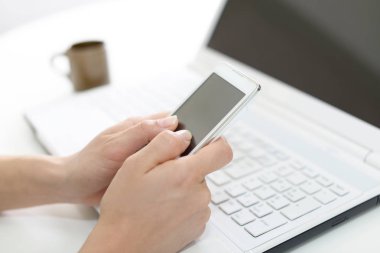 Bir akıllı telefon kullanarak yakın çekim kadın ele