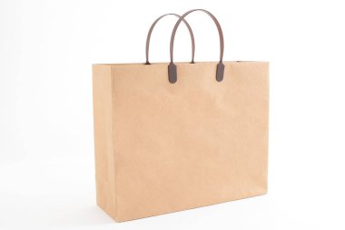 Kağıt alışveriş çantası beyaz arkaplanda izole edildi