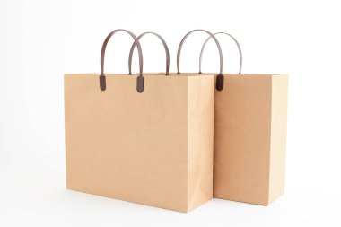 beyaz arkaplanda izole edilmiş kağıt alışveriş torbaları