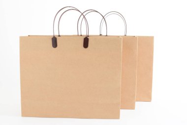 beyaz arkaplanda izole edilmiş kağıt alışveriş torbaları