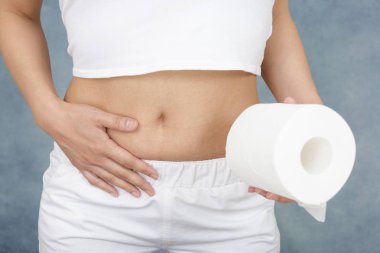 Kadınla bir tuvalet kağıdı rulosu