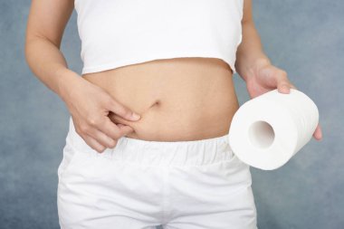 Kadınla bir tuvalet kağıdı rulosu