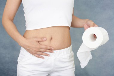 Kadınla bir tuvalet kağıdı rulosu