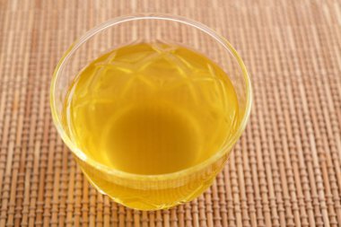 Bir cam bardak arpa çay